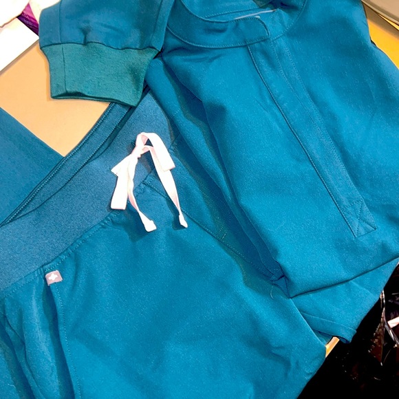 Figs scrubs 2-piece set - Picture 3 of 4